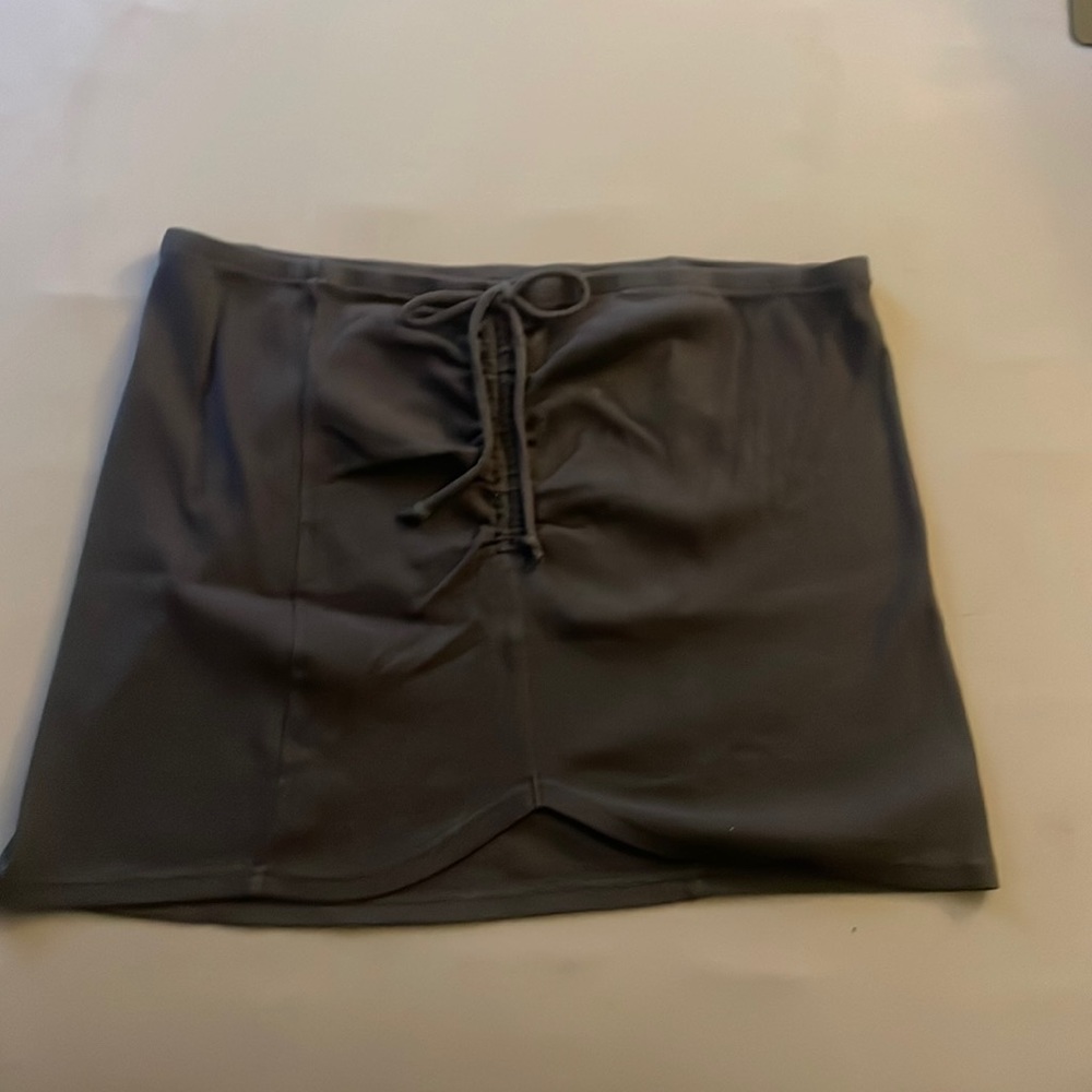 Aerie summer 2023 mini skirt. Charcoal gray. Ribbed fabric. Side ruching.
